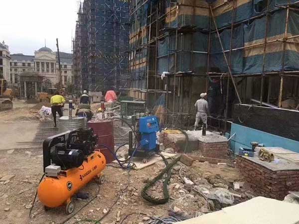 外墻聚氨酯發(fā)泡機(jī)(圖1) 濟(jì)南九旭Q2600外墻聚氨酯發(fā)泡機(jī)