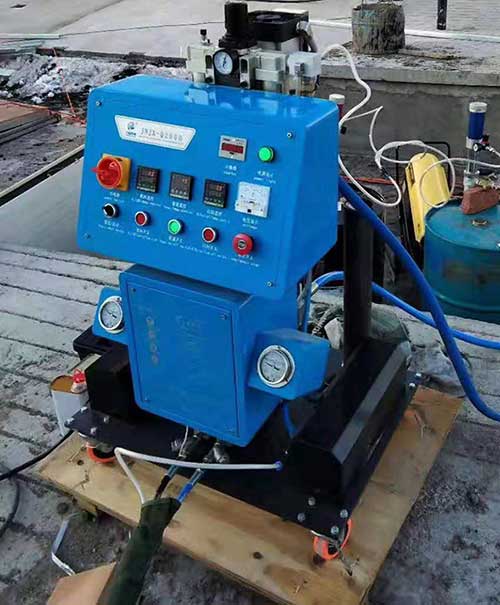 冷庫(kù)保溫噴涂聚氨酯發(fā)泡機(jī)(圖2) Q2600聚氨酯發(fā)泡機(jī)