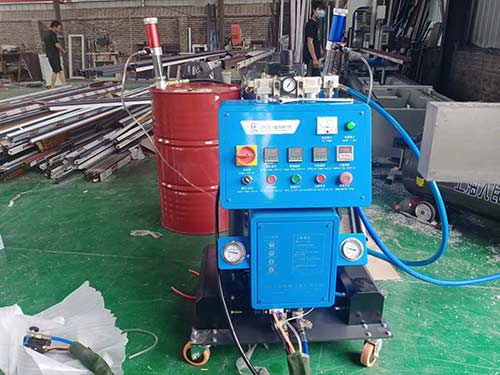 斷橋鋁門窗內(nèi)部填充物 聚氨酯泡沫(圖2) Q2600D斷橋鋁門窗內(nèi)部填充聚氨酯噴涂發(fā)泡機(jī)